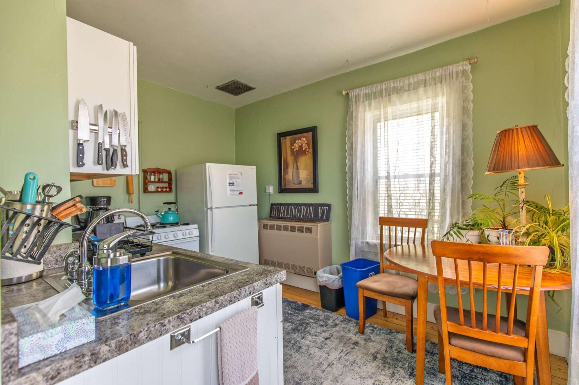 Centrally Located With Lake Views Burlington Exterior foto